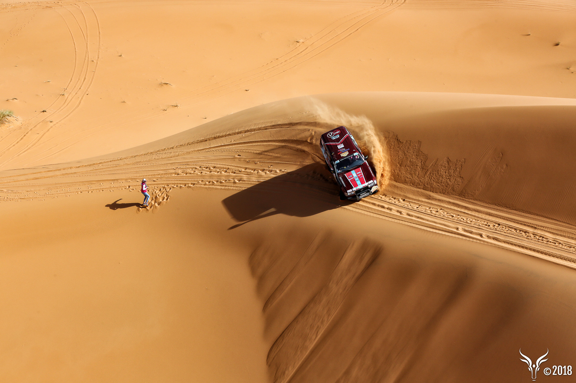 L'action au cœur du rallye : franchissement de dunes en 4x4 dans le désert marocain