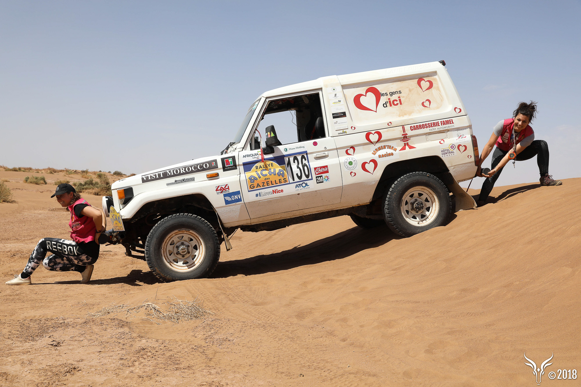Franchissement de dunes en 4x4 lors du rallye