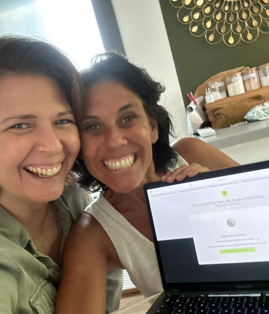 Sandra Aversenq et Stéphanie Falco signant leur engagement pour le rallye