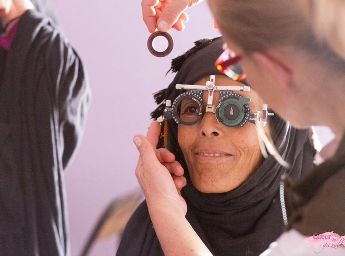 Examen ophtalmologique et essai de lunettes sur mesure