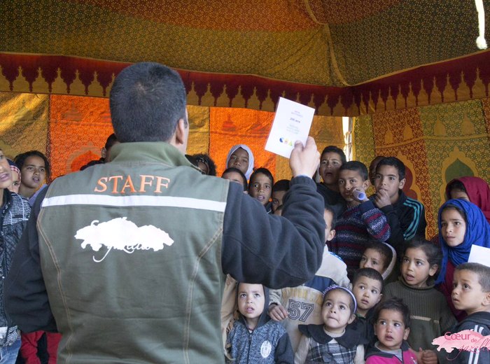 Distribution de fournitures scolaires aux enfants d'un village du sud marocain