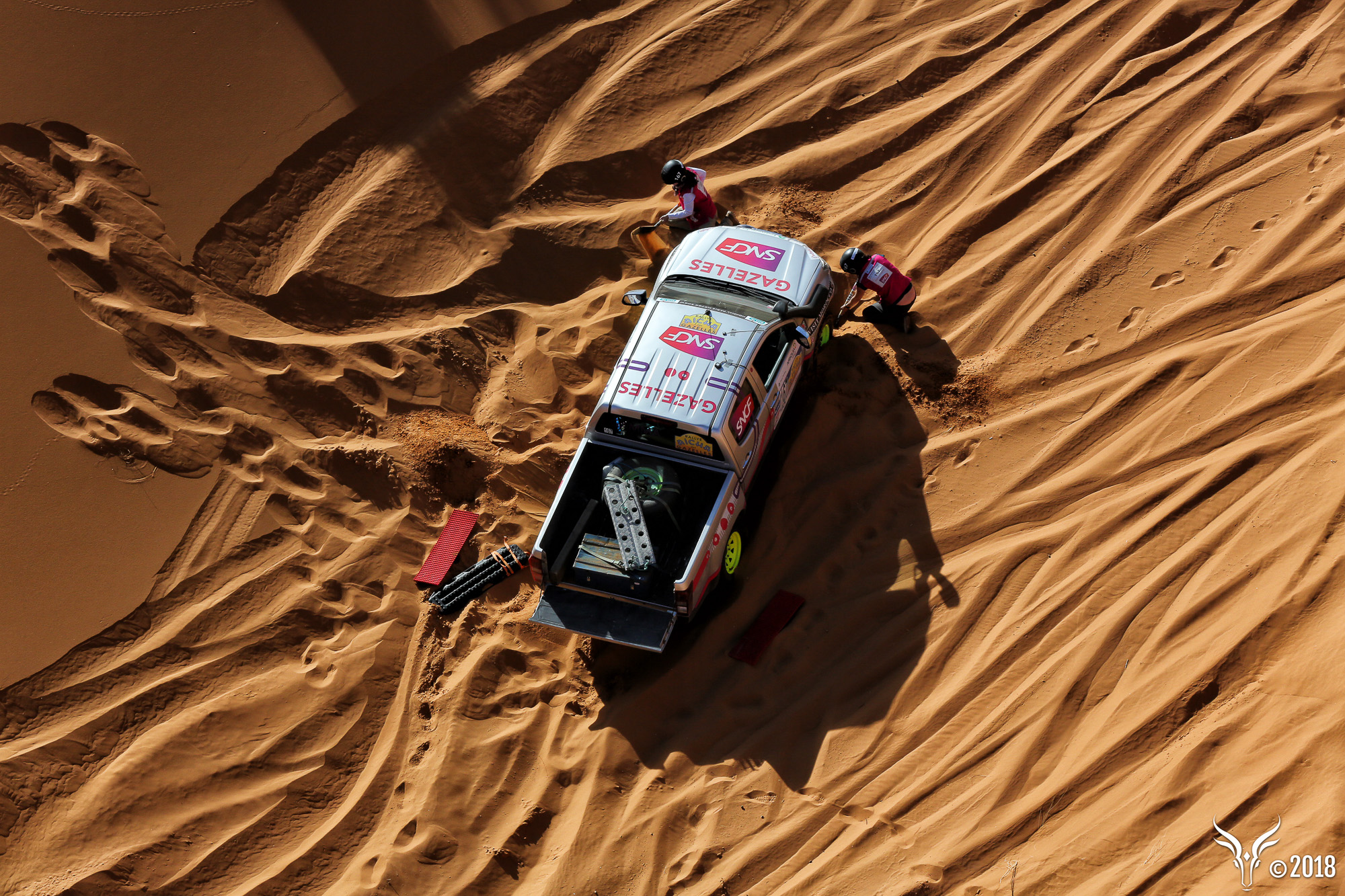 Covering publicitaire d'un 4x4 engagé sur le rallye