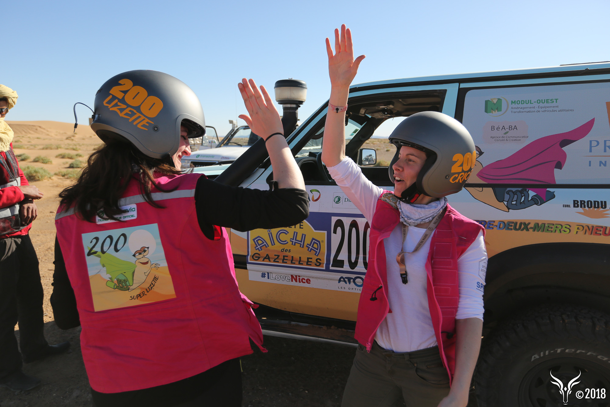 Gilet officiel, casque et t-shirt d'un équipage du rallye
