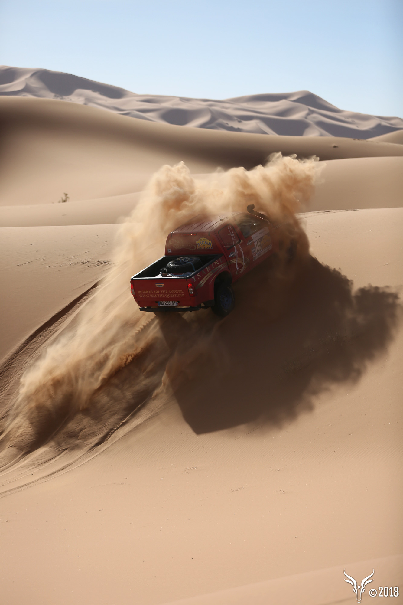 Un 4x4 du Rallye Aïcha des Gazelles dans le désert marocain